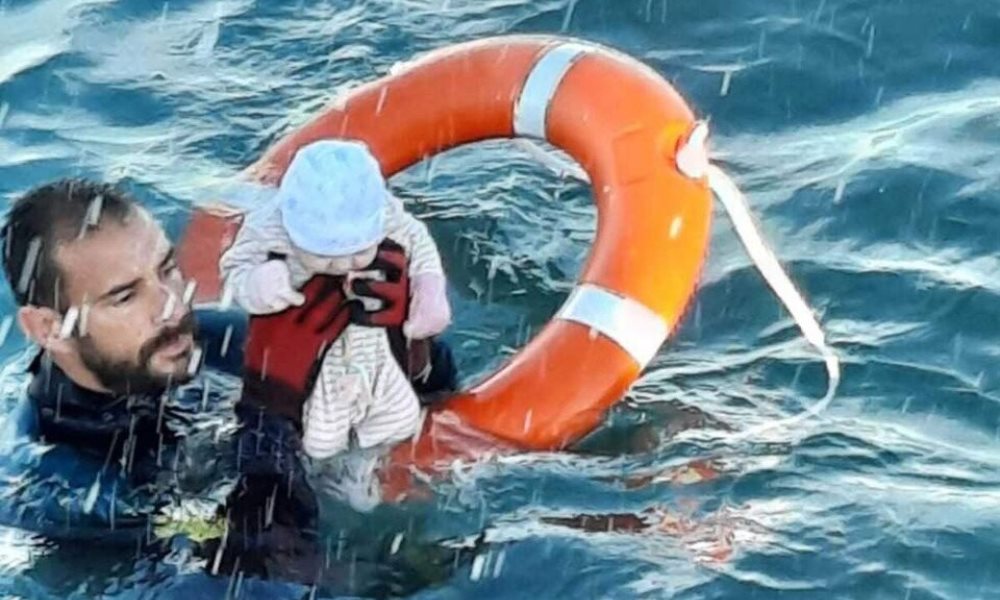 Crisis migratoria: Un guardia civil rescató a un bebé en el mar de Ceuta.