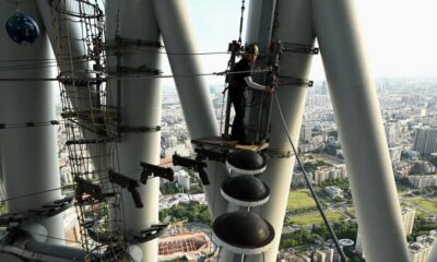 Escalar una torre de 57 pisos en China, es la nueva atracción turística.