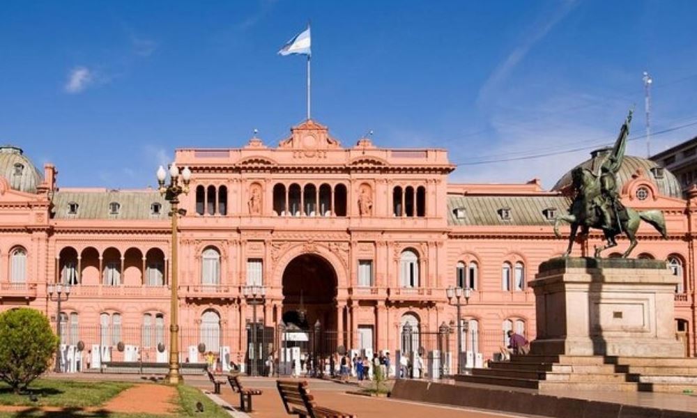 Casa Rosada: El gobierno se reúne con expertos para definir más restricciones.