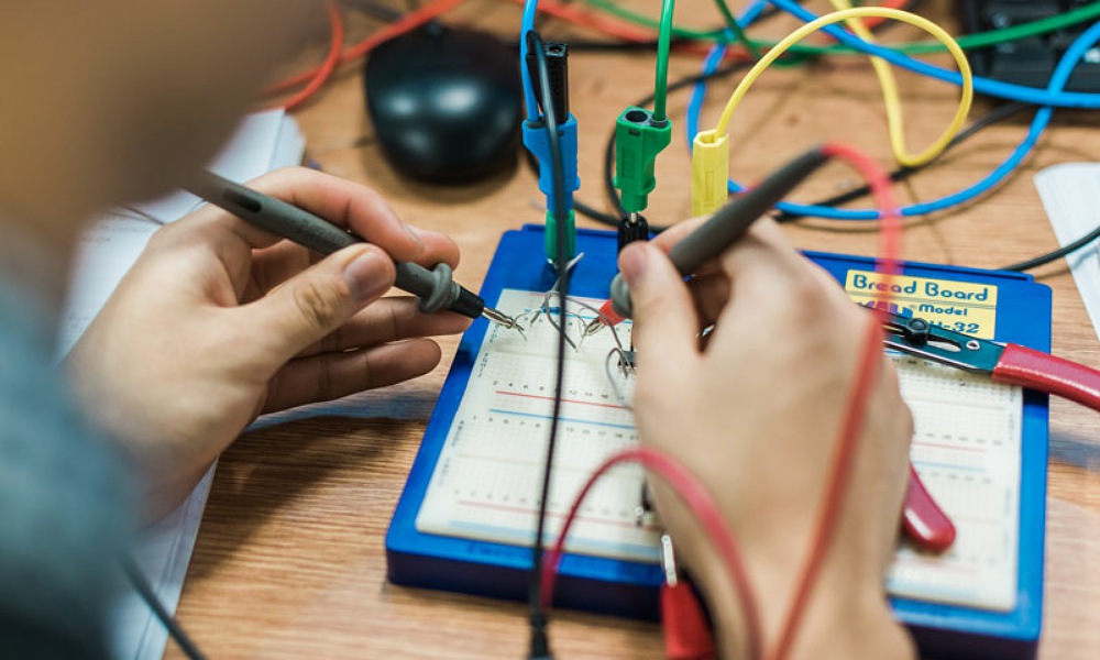 Invitan a adolescentes de entre 15 y 18 años a participar en un taller de creación de inventos.