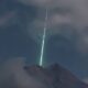 Indonesia: Un meteorito cae sobre el volcán Merapi.