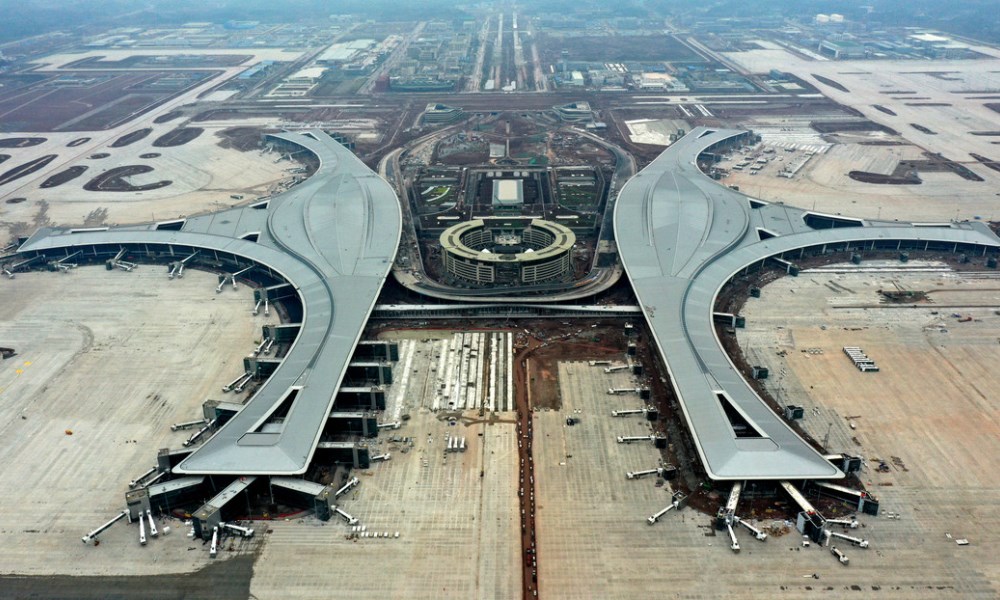 China: Inaugura un nuevo aeropuerto gigante con aspecto futurista.