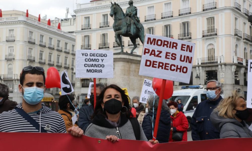 España: Es el séptimo país del mundo en aprobar la ley de eutanasia.