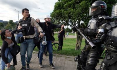 Colombia: Tres policías fueron suspendidos por agredir a periodistas durante una protesta.