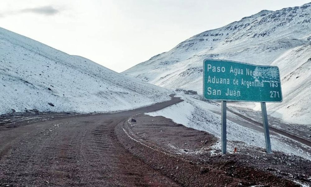 Un youtuber cruzó el Paso de Agua Negra y quedó impactado con la aventura del camino.