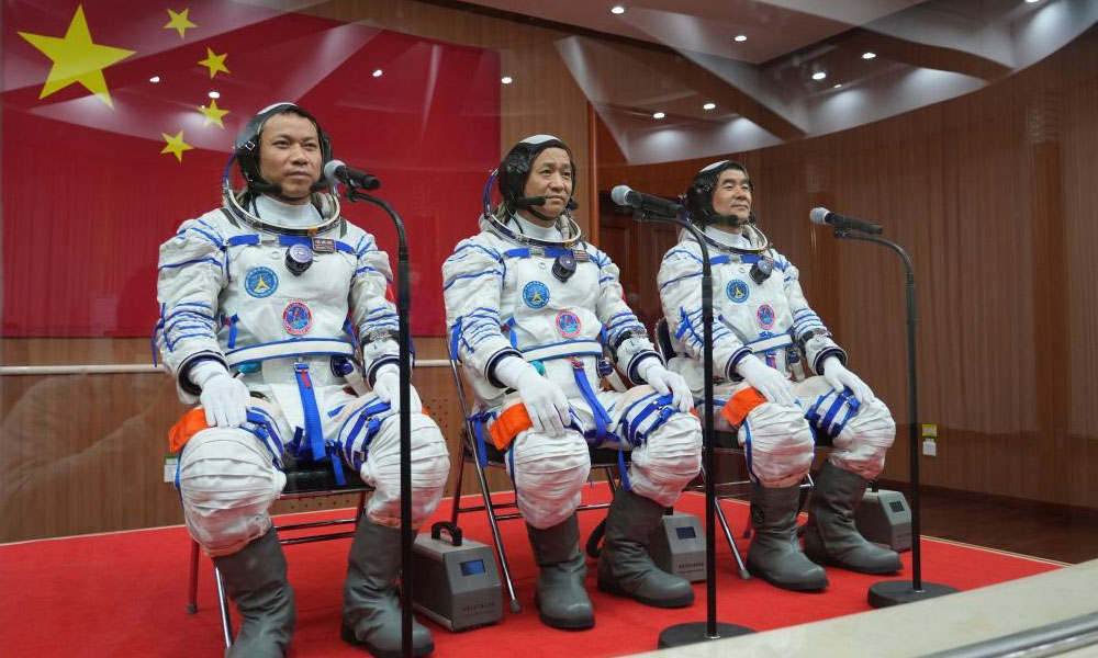 China: lanza misión tripulada para construcción de estación espacial.