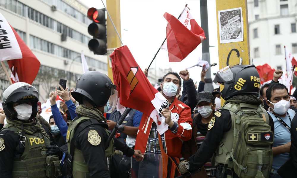 Perú: campesinos se instalan en Lima «en defensa de Castillo y su triunfo».