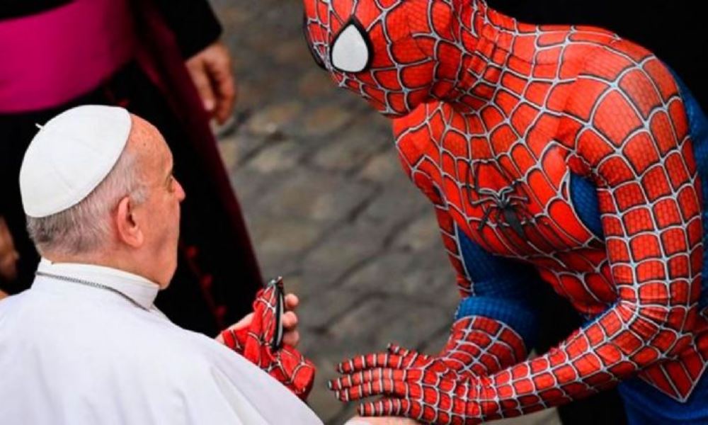 El Papa Francisco recibió la inesperada visita de Spiderman en el Vaticano.