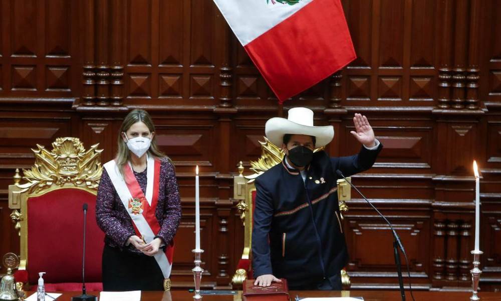 Perú: Asumió Pedro Castillo y juró por «un país sin corrupción y una nueva Constitución».