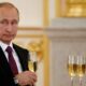 Putin le declaró la guerra comercial a Francia por el champagne.