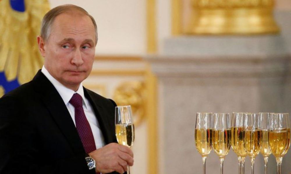 Putin le declaró la guerra comercial a Francia por el champagne.