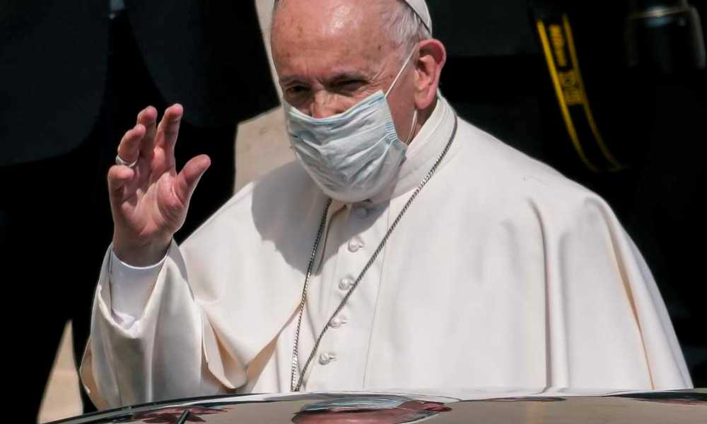 El papa Francisco fue operado con éxito de su problema en el colon.