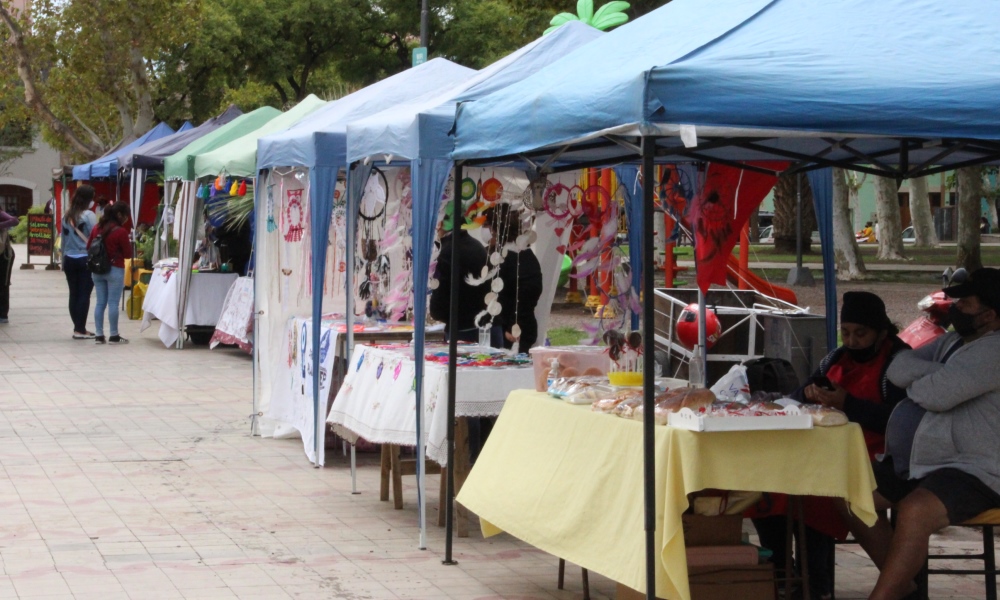 Reabren las Ferias de Artesanías con un especial por el Día del Amigo.