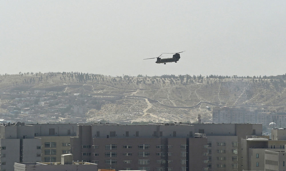 Afganistán: evacuan en helicópteros la Embajada de EE.UU. recordando a Vietnam.