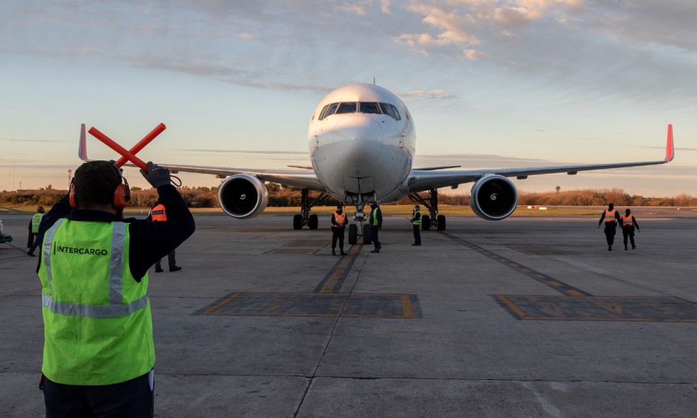 381mil dosis de AstraZeneca llegarán hoy al país. Además, hay adelantos sobre una vacuna 100% Argentina.