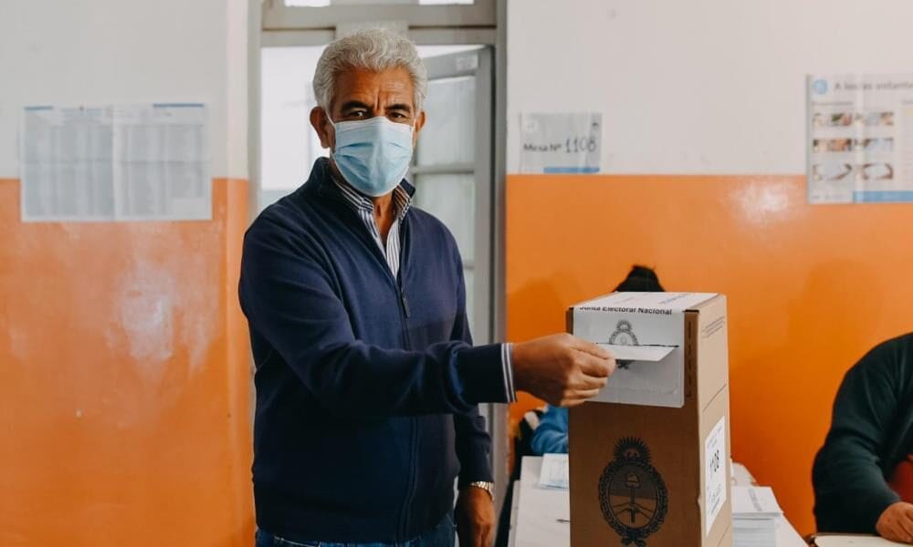 Walberto Allende ya emitió su voto.