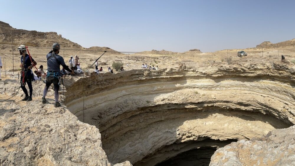 Descienden por primera vez al fondo del «Pozo del Infierno» de Yemen.