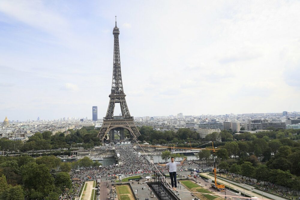 La increíble hazaña de un equilibrista en París que impresionó a todos.