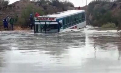 En Sarmiento un colectivo quedó atrapado al intentar cruzar un badén afectado por la crecida.