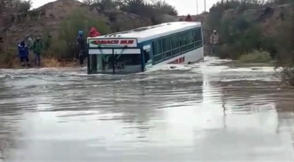 En Sarmiento un colectivo quedó atrapado al intentar cruzar un badén afectado por la crecida.