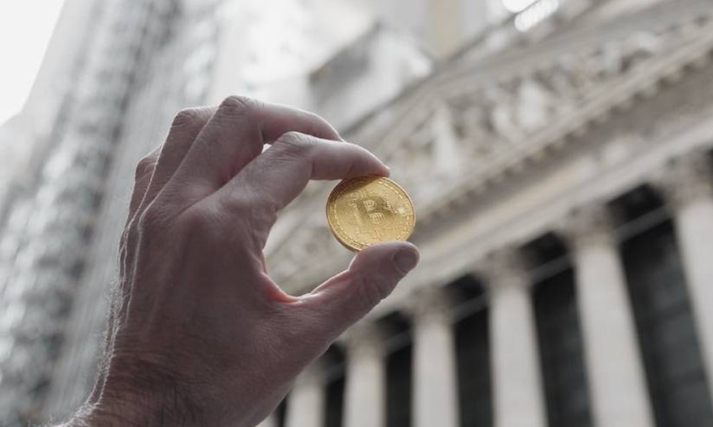 Bitcoin rozó su máximo histórico tras el debut de su primer fondo cotizado en Wall Street.