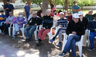 La Residencia Eva Duarte vivió una jornada de música y baile en sus jardines.