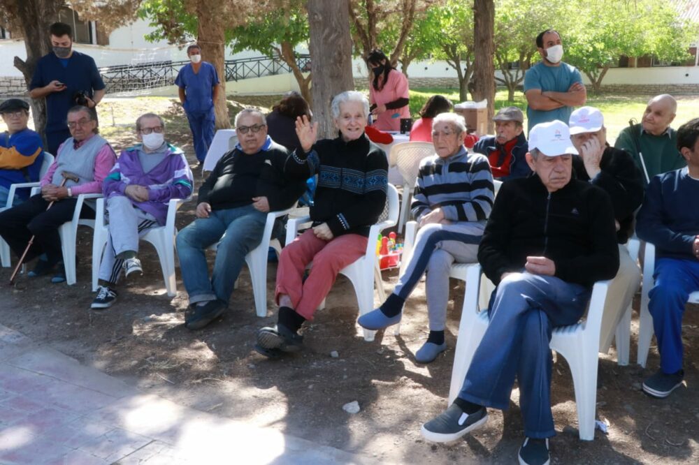 La Residencia Eva Duarte vivió una jornada de música y baile en sus jardines.