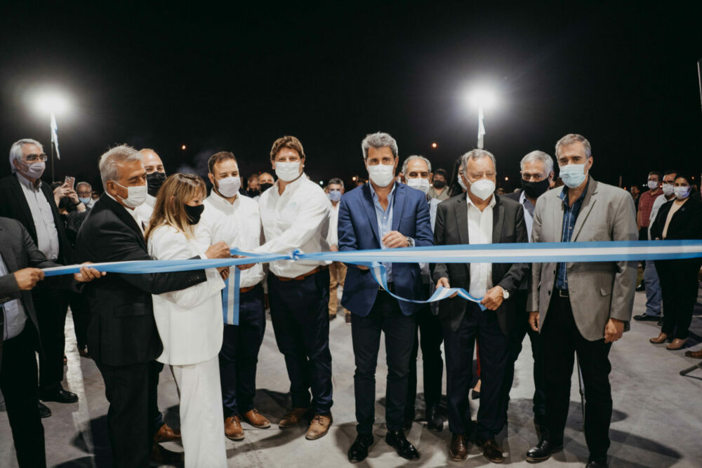 Uñac inauguró una fábrica de termotanques solares para equipar viviendas e industrias.