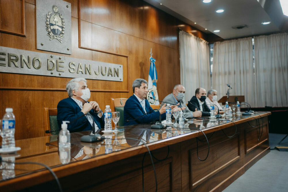 Uñac se reunió con productores y regantes para elaborar un plan de acción frente a la crisis hídrica.