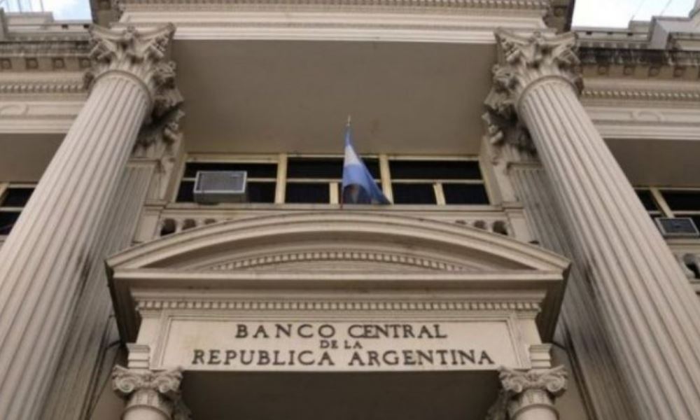 El Banco Central volvió a comprar dólares y reforzó su mejor desempeño en una década.