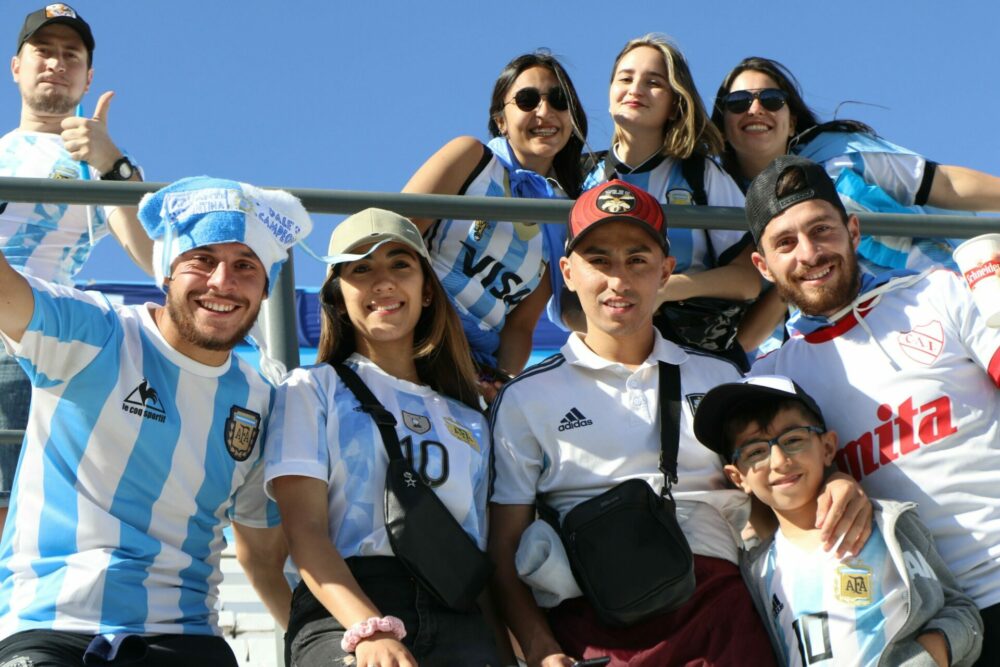 Los hinchas llenaron de color y energía el estadio durante la previa del partido.