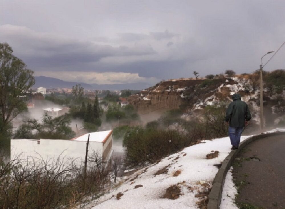 Bolivia: Impresionante tormenta descarga 5 mil toneladas de granizo.