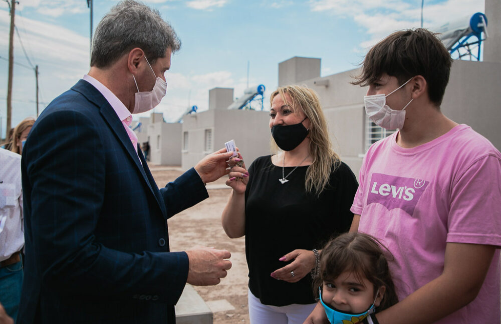 El gobernador Uñac entregó las llaves de más de 100 viviendas en Santa Lucía.