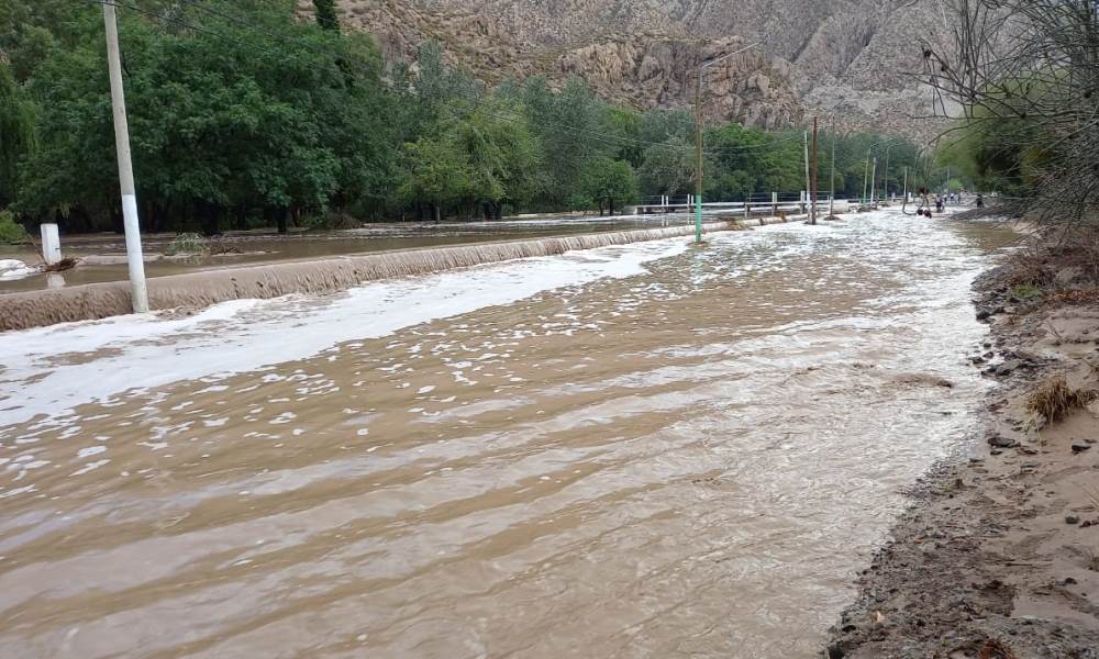 Tras la lluvia, 100 personas quedaron varadas y personal del Operativo Verano las rescató.