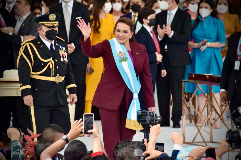 Xiomara Castro juró y se convirtió en la primera mujer presidenta de Honduras.