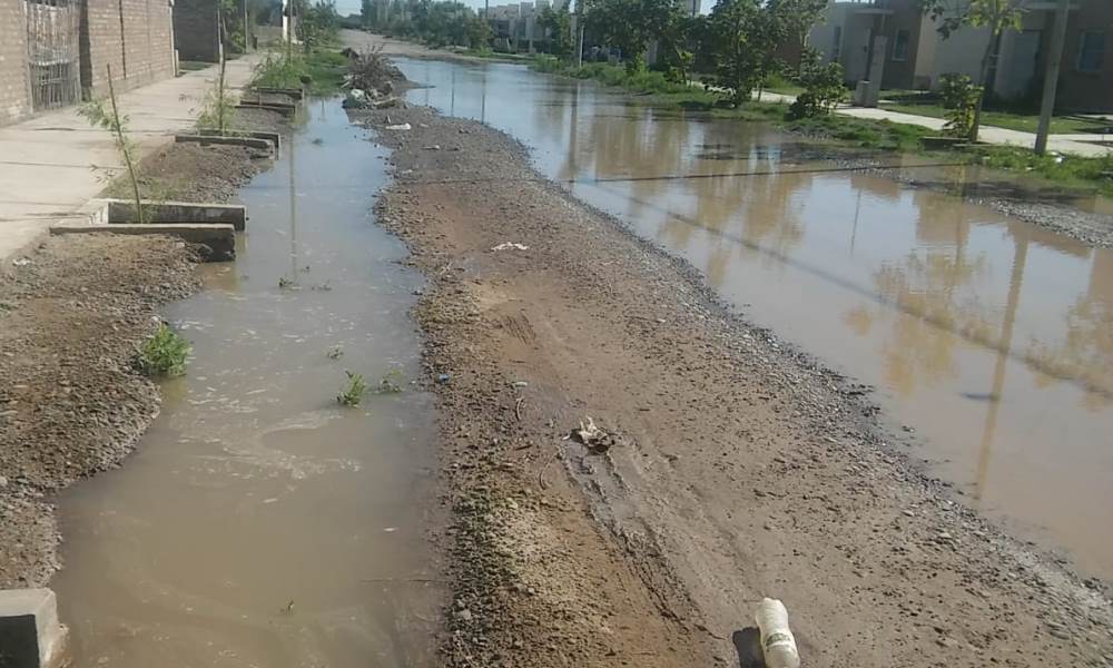 Vecinos del Barrio Valle Grande continúan los reclamos por las calles inundadas.