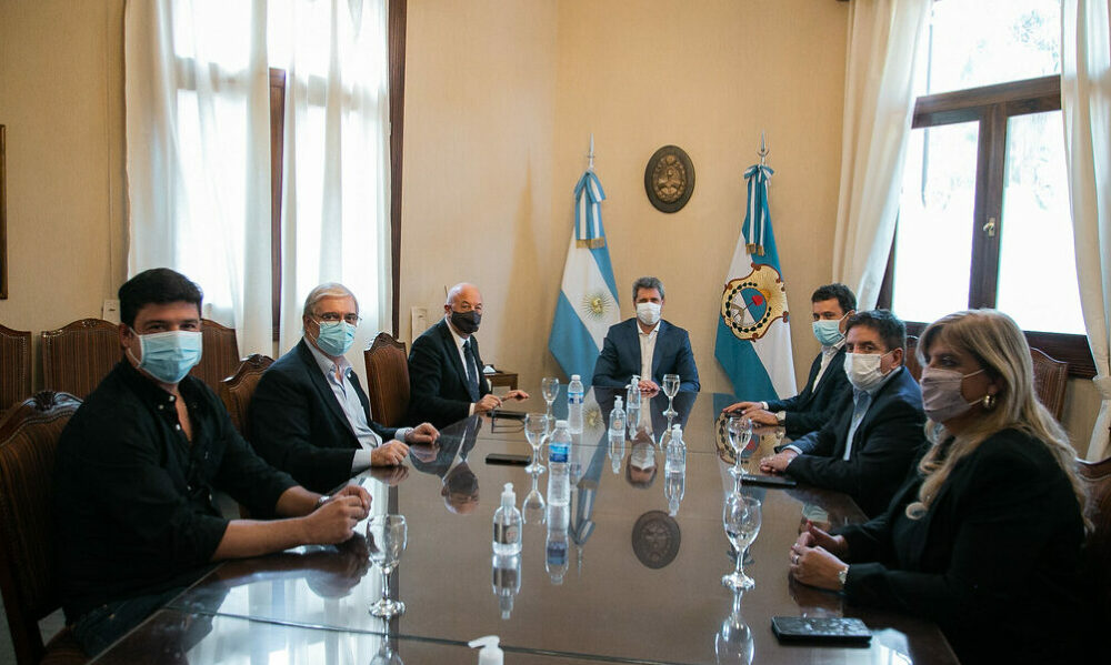 El gobernador recibió a directivos de la organización de los World Skate Games.￼