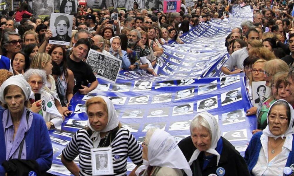 A 46 años del golpe: Plaza de Mayo vuelve a ser el epicentro del Día de la Memoria por la Verdad y la Justicia.