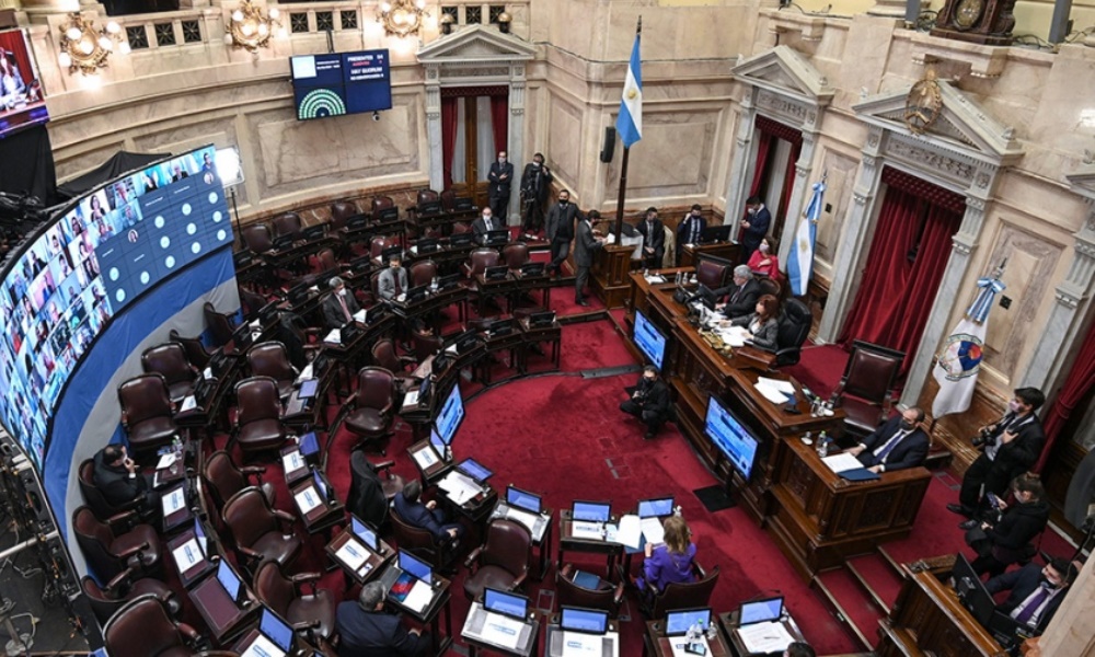 Senadores del FdT presentaron un proyecto para pagar deuda con dinero fugado.