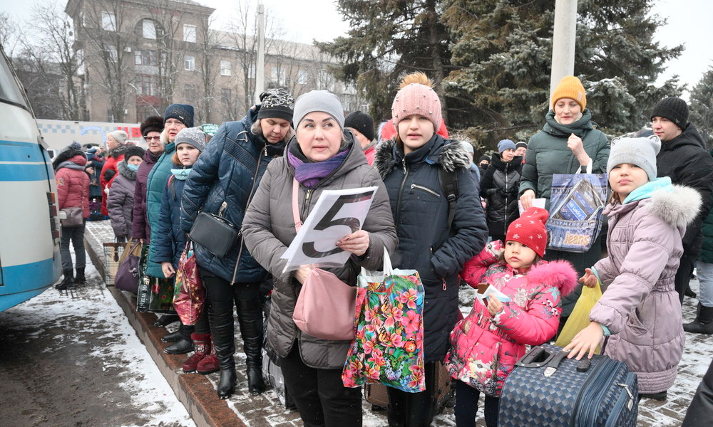 Rusia anuncia otra apertura de corredores humanitarios. Ex presidente a Zelensky: «alcance un acuerdo de paz».