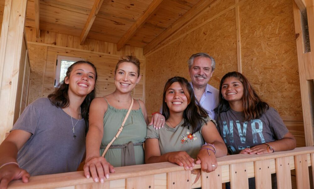 Alberto Fernández visitó las nuevas instalaciones de un hogar para chicos en guarda judicial.