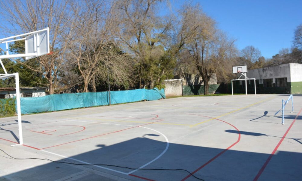 Escuelas sanjuaninas estarán equipadas con nuevos playones escolares y talleres multipropósito.