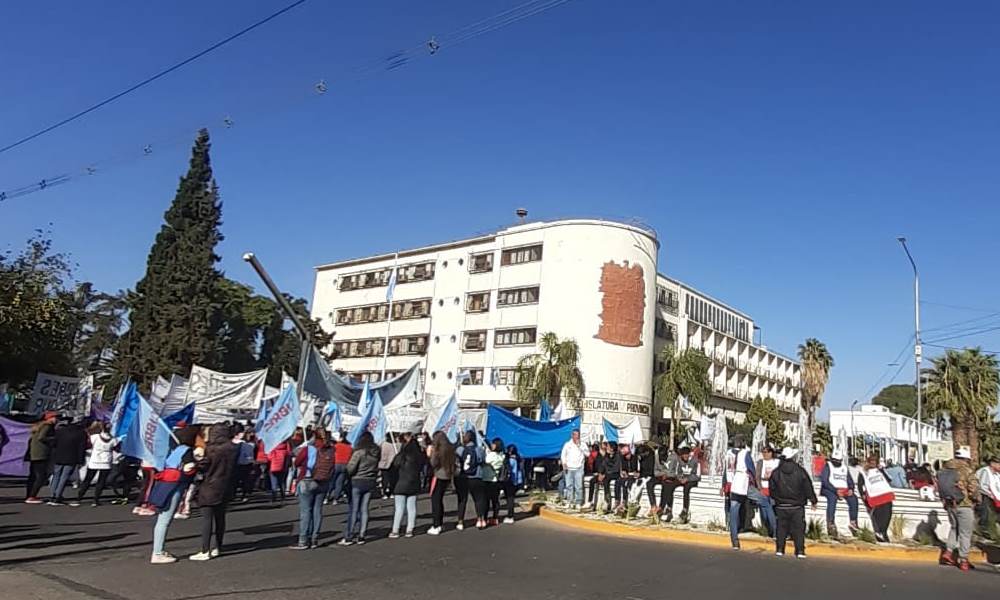 Banderas de distintas organizaciones sociales flamearon en la puerta de la Legislatura Provincial.