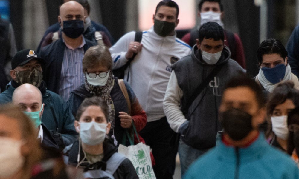 Fin del uso de los barbijos: «Los grupos de riesgo deberíanusarlo allí en lugares más saturados o en el hospital para preservarlos de posibles contagios».