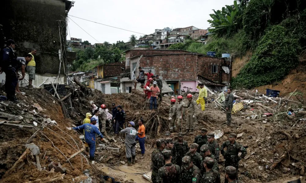 Fuerte temporal en Brasil: Lluvias, aludes e inundaciones dejan 56 muertos y 56 desaparecidos.