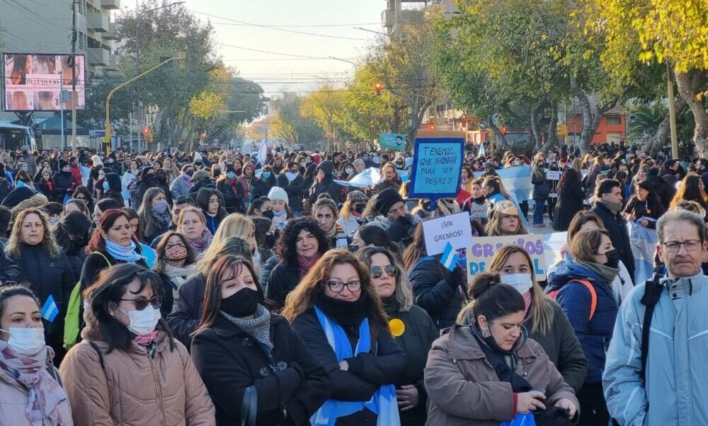 La vigilia por las paritarias: Los docentes autoconvocados rodean las inmediaciones del Centro Cívico.