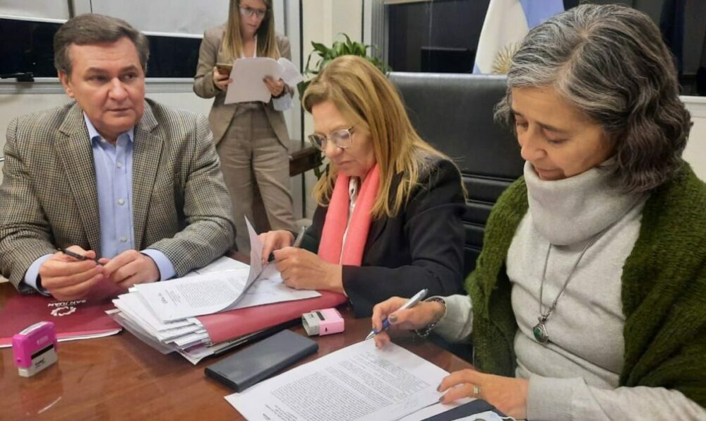 El Gobierno acordó con los gremios docentes llevar piso salarial a .000 en Junio y .000 para Setiembre.