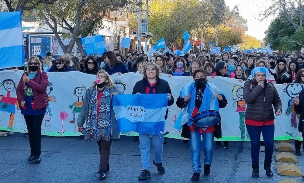 Quinto día de protesta docente: Marcha en los alrededores del Centro Cívico.