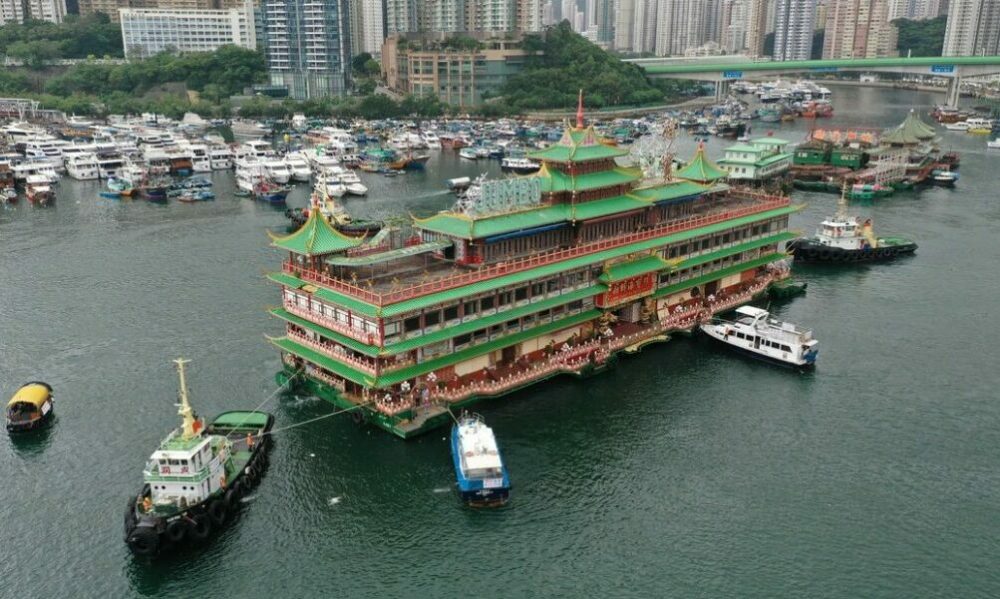 El famoso restaurante flotante de Hong Kong se hunde días después de zarpar de la ciudad.