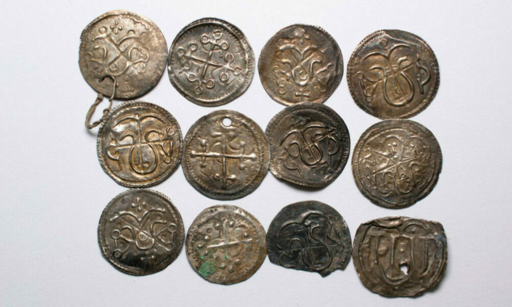 Encuentran un tesoro de monedas de plata de la era vikinga en Finlandia.